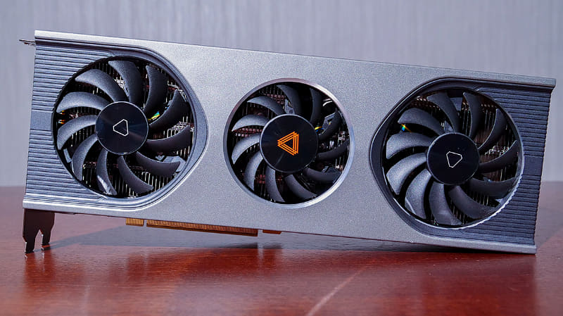 PC Watchが入手した中国産GPU「MTT S80」を搭載したビデオカード。シンプルで飾らないデザイン