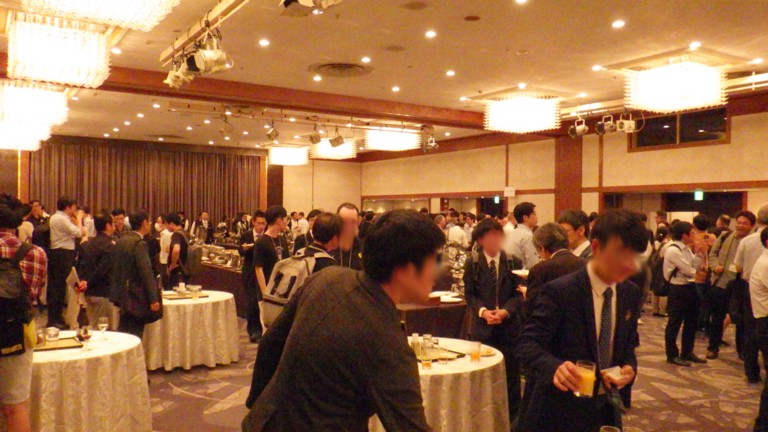 6月12日の午後5時30分～午後7時30分には、メインイベント(技術講演会)の前夜祭に相当する、レセプションが開催された(筆者が午後6時50分ころに撮影)