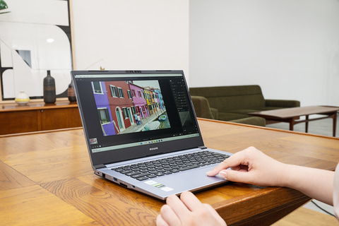 大人気/高年式2019年モデル/高速大容量SSD256GB/オフィス/動画編集 トラベルフォトライター田島知華さんも大満足！GPU搭載で13万円台の