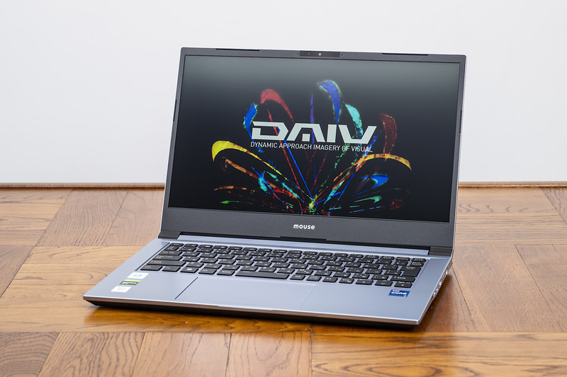 ディスプレイは14型フルHD(1,920×1,080ドット、157ppi、16:9、sRGB比100%、NTSC比72%、非光沢)。画面表面がアンチ非光沢なので、照明などの映り込みを低減してくれる