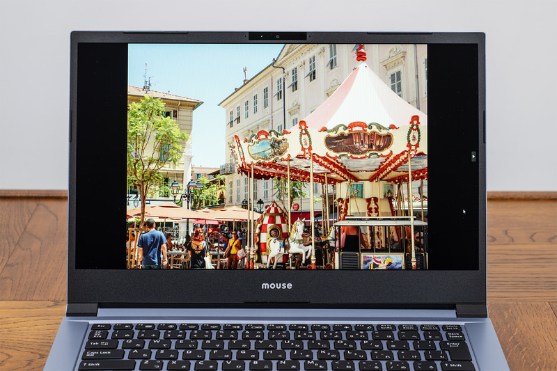 カラーキャリブレーションを実施しているだけに色が忠実に発色される。コンテンツが製作者の意図通りに表示されるディスプレイだ