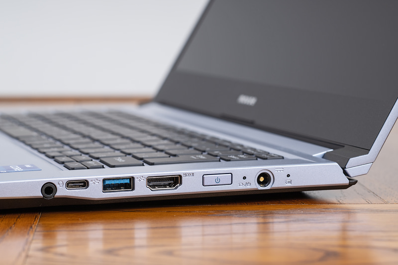 右側面には3.5mmコンボジャック、USB 3.1 Type-C、USB 3.0(常時給電対応)、HDMI、電源ボタン、電源端子×1を配置