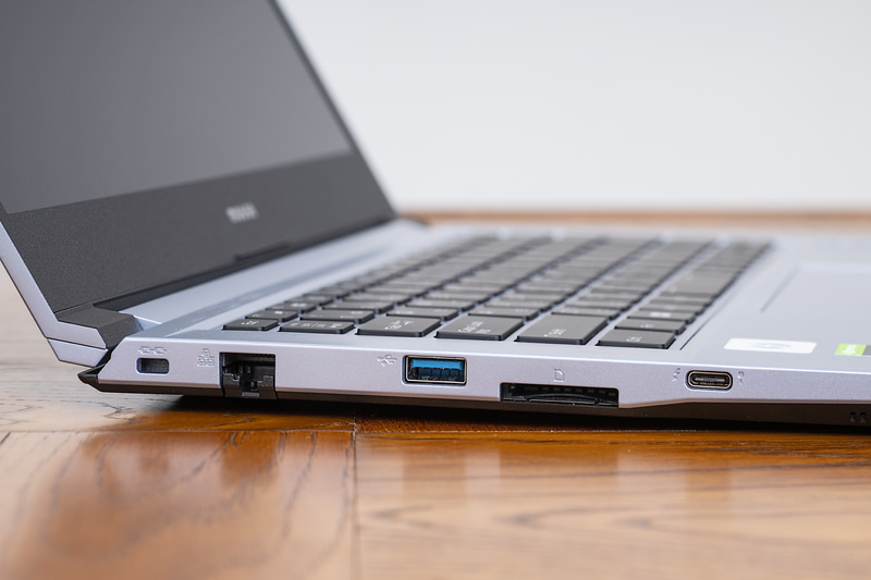 左側面にはセキュリティロックスロット、Gigabit Ethernet、USB 3.0、SDメモリーカードスロット(UHS-I)、Thunderbolt 4(データ転送、映像出力、USB Power Delivery対応)×1を装備