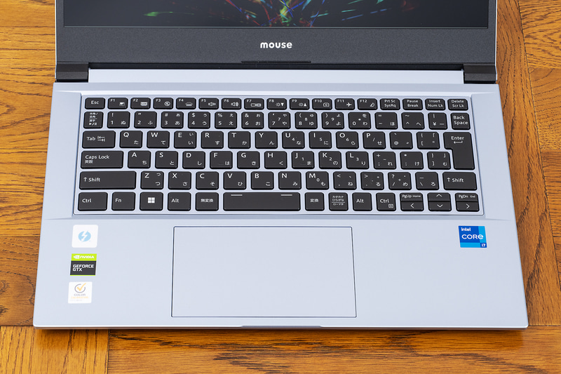 キーボードは88キーの日本語配列。国内設計、国内生産のノートPCだけに、海外製ノートPCのように文字キー、Spaceキー、Enterキーが密着しているような不自然な配列はない。素直な配列で打鍵感も良好