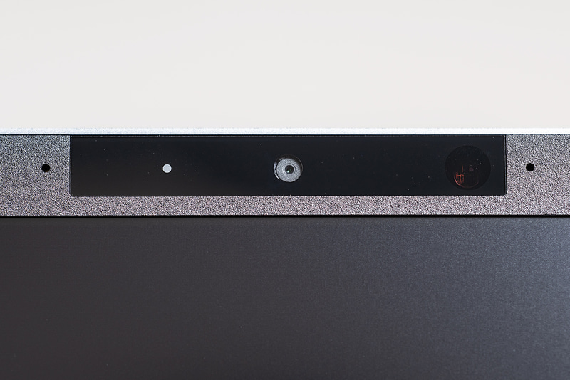 ディスプレイ上部にはWindows Hello対応100万画素ウェブカメラとデュアルアレイマイクを内蔵。「カメラ」アプリを使えば、ちょっとした画像、動画素材の取り込みにも利用可能だ