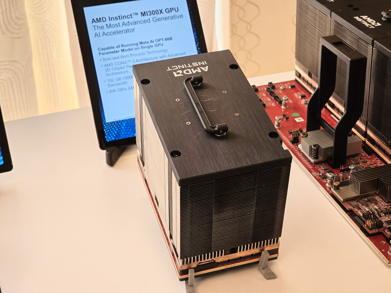 Instinct MI300X、ヒートシンク付きの状態、一番下の板がOAMのモジュール