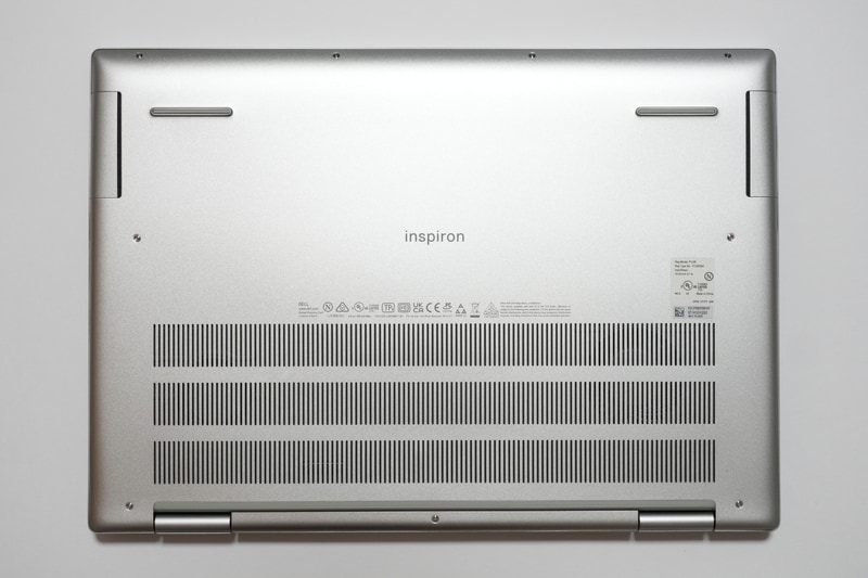 本体底面の吸気口は大きめ。また底面左右にはウーファーが内蔵