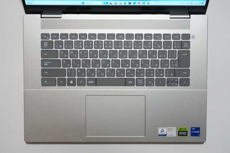 キーボードは84キー日本語仕様(バックライト付き)。キーボード奥にはツイーターが内蔵