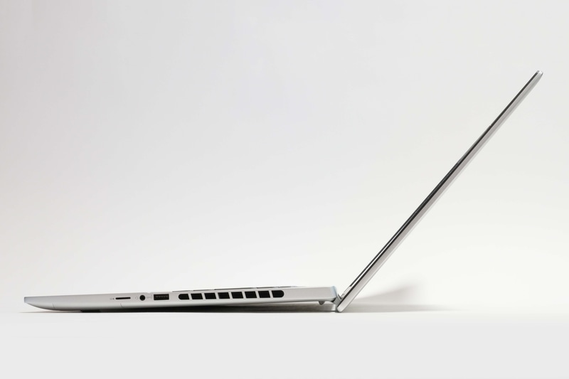 ディスプレイの最大展開角度は実測133度