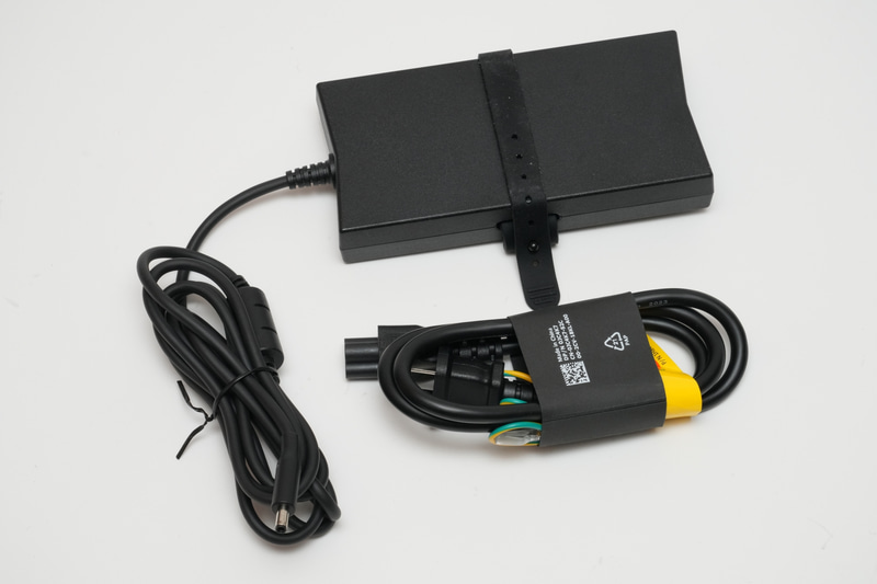 ACアダプタのケーブル長は実測175cm、電源ケーブルの長さは実測90cm