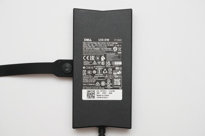 ACアダプタの型番は「LA130PM190」。仕様は入力100～240V/2.5A、出力19.5V/6.7A、容量130W