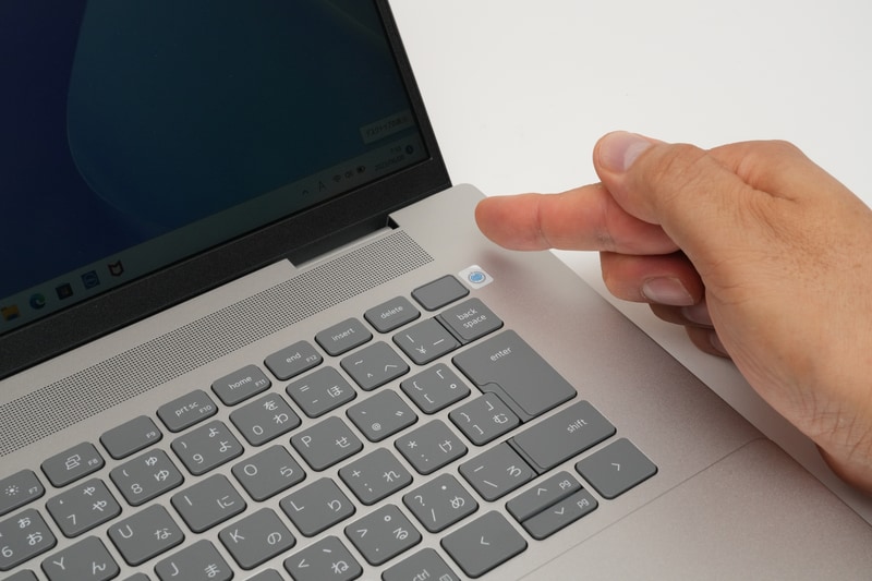 電源ボタンは指紋認証センサー一体型