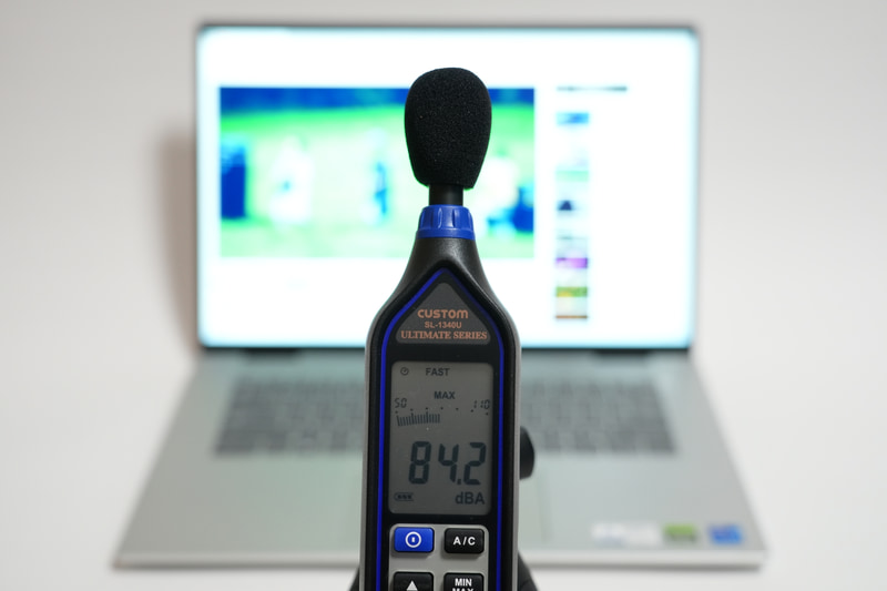 YouTubeで公開されている「前前前世(movie ver.) RADWIMPS MV」を最大ボリュームで再生した際の音圧レベルは最大84.2dB(50cmの距離で測定)