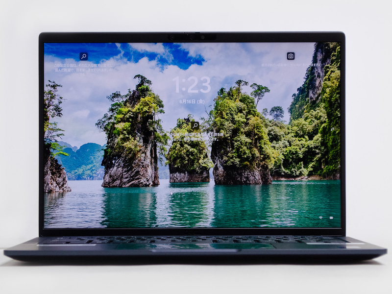 前面パネル中央上にWebカメラ。左右のフチはそれなりに狭い