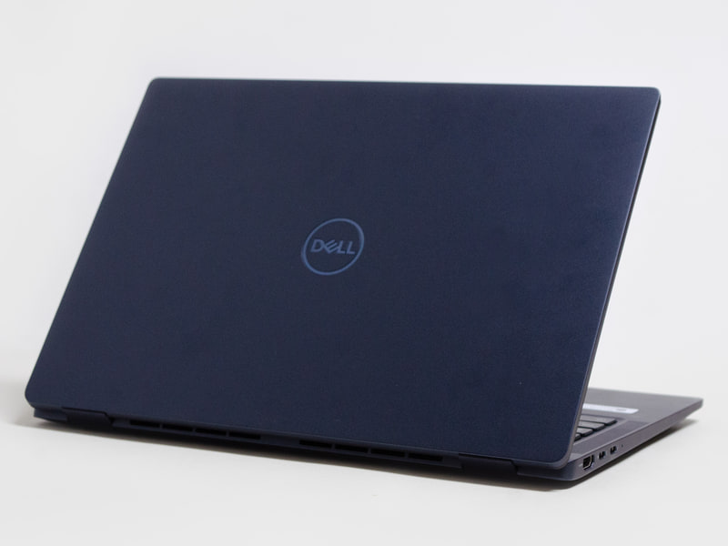 斜め後ろから。ブルーグレーカラー。マグネシウム製筐体なので質感も良い