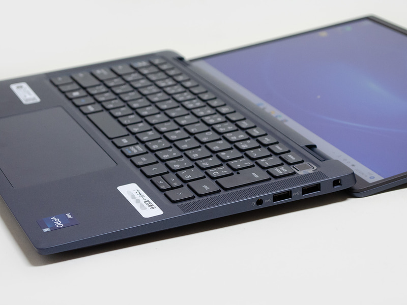 右側面。ロックポート、USB 3.0×2、3.5mmジャック