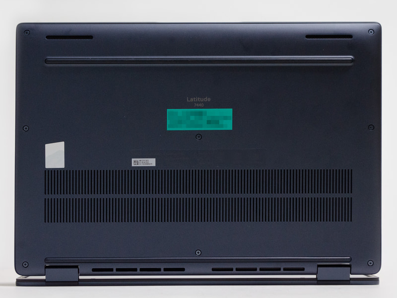 裏。前後に1本バー式のゴム足。手前左右にスピーカー