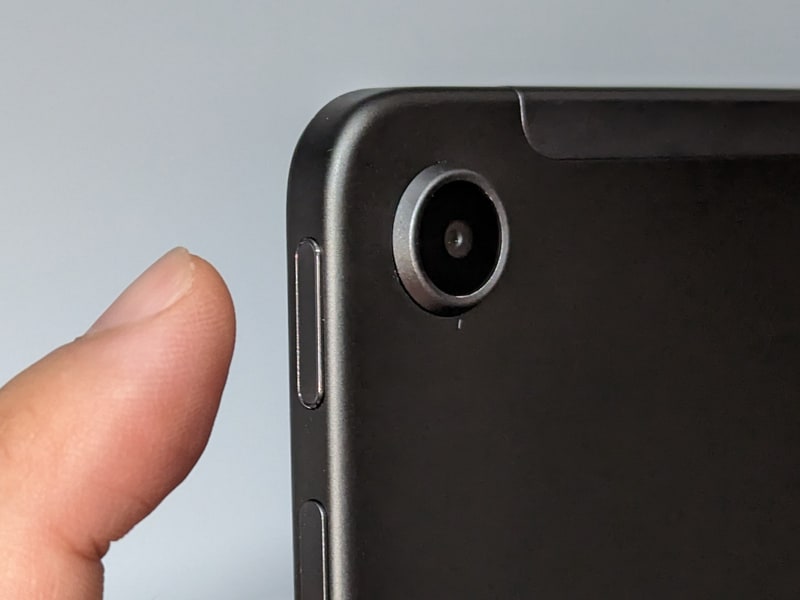 電源ボタンと一体化した指紋認証センサーを搭載する。Fireへの生体認証デバイスの搭載はこれが初