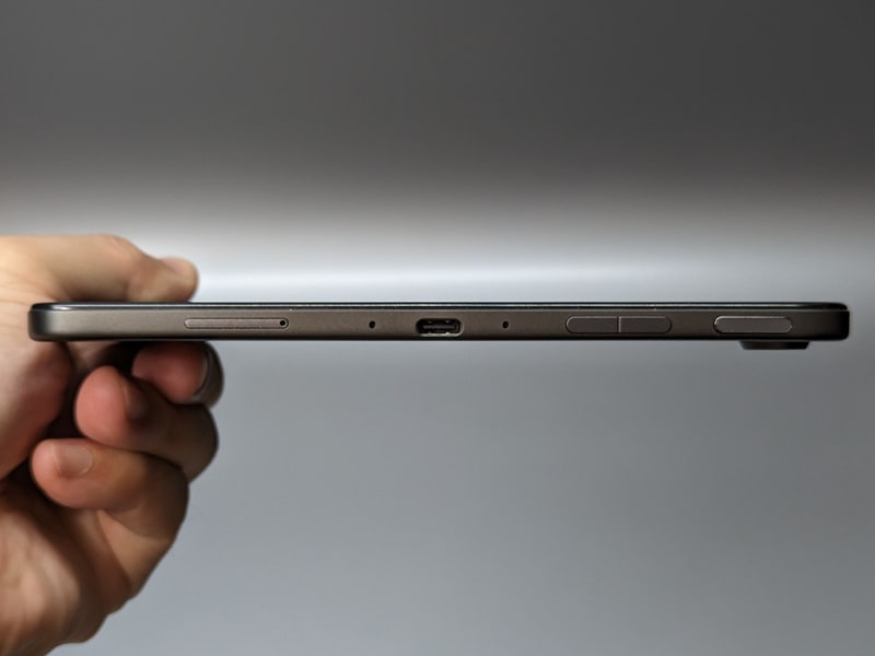 電源ボタンや音量調整ボタン、USB Type-Cポート、メモリカードスロットはすべて同一面にある