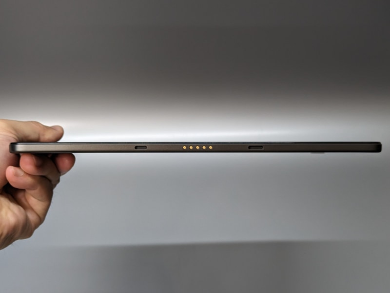 底面はオプションのキーボードと通信するためのポゴピンが用意されている