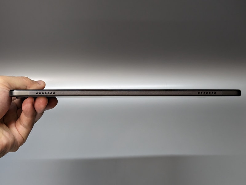 上面は左右にDolby Atmos対応のスピーカーが配置されている