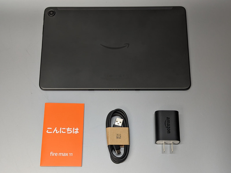 同梱品。ケーブル、アダプタに加えてスタートガイドという構成。ケーブルはUSB A-C仕様