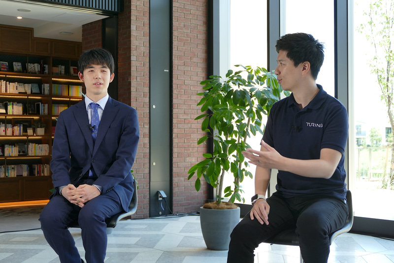 藤井氏に自動運転車をアピールする山本氏