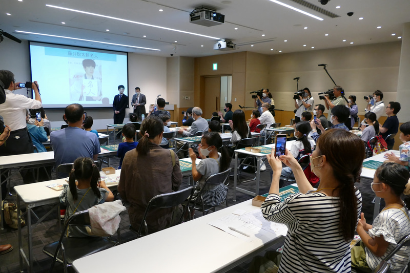 親子将棋入門教室でサプライズ登場、子どもたちを激励