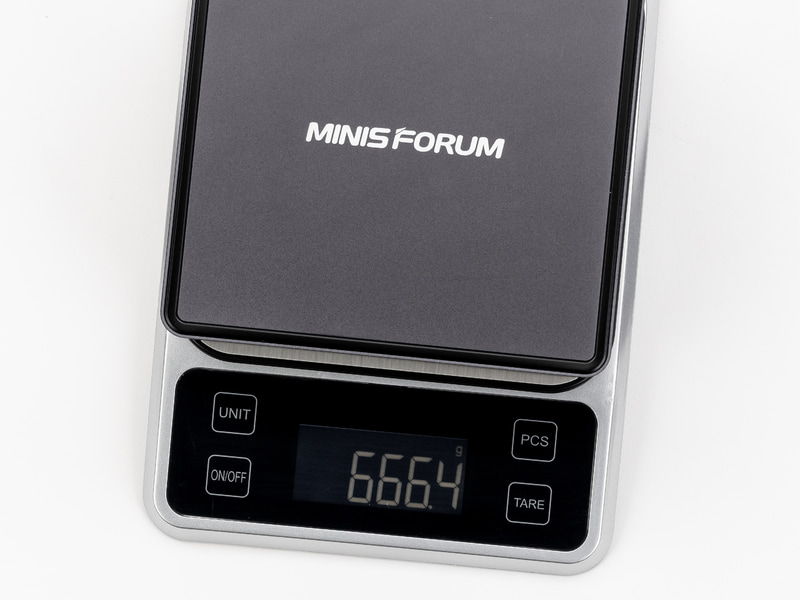 本体重量は実測値で約666g