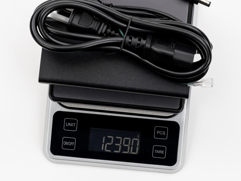 ACアダプタ、ACコードを含めると1239gになる