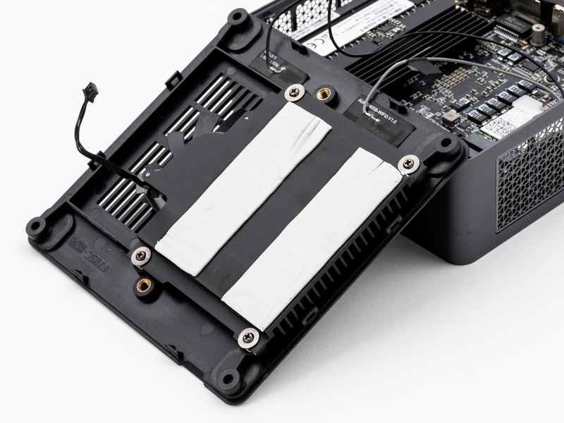 裏蓋はヒートシンクとファンでM.2 SSDを冷却
