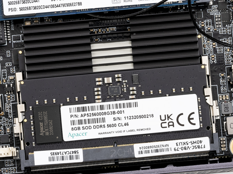 メモリはAPACER AP52560008G3B-001、2枚のSO-DIMMでヒートシンクを挟むようになっている
