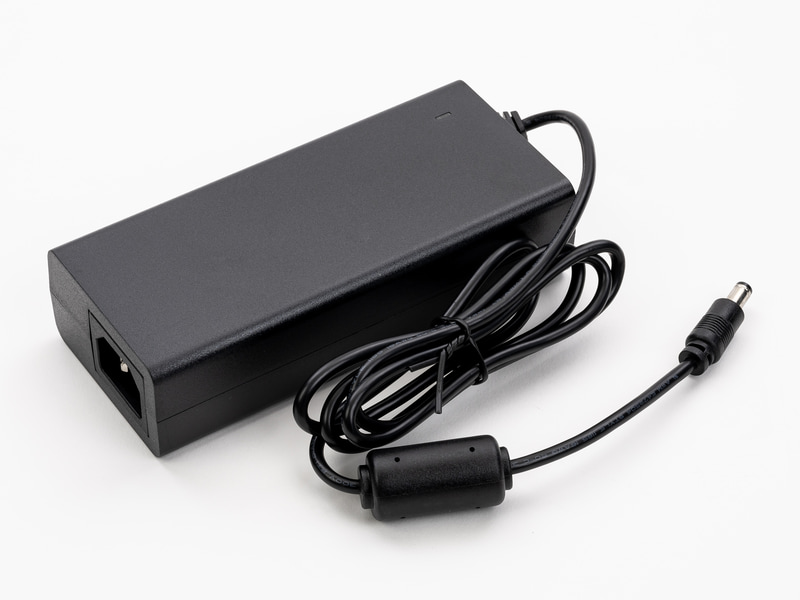 ACアダプタが大きく実測値で約450g