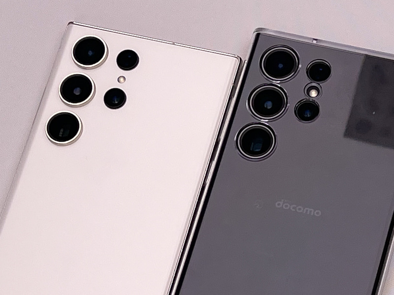 左がSIMフリー版、右がNTTドコモ版。違いはFeliCaのマークとドコモのロゴがSIMフリー版にはない