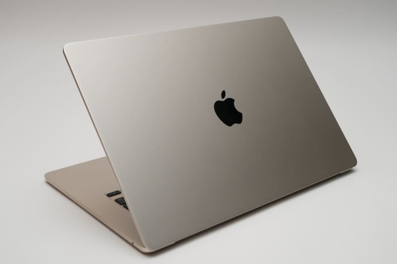 カラーは13インチ版と同様にシルバー、スターライト、スペースグレイ、ミッドナイトの4色を用意。今回借用したのはスターライトだ