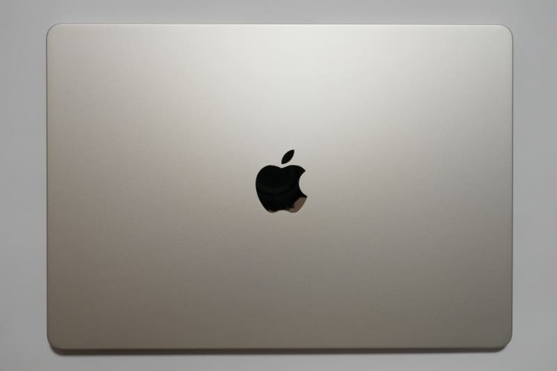 筐体には100%再生アルミニウムを採用。中央ロゴ部以外は手脂の付着は目立たない