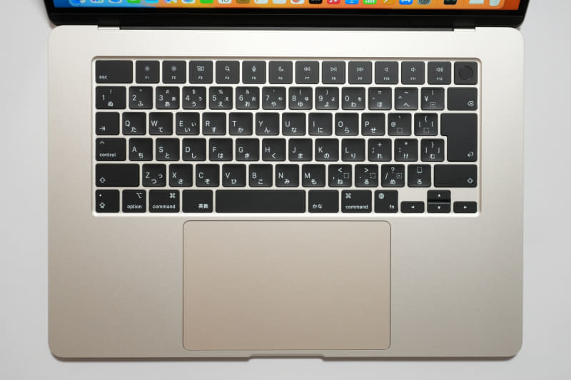 キーボードはTouchID搭載バックライトMagic Keyboardの「日本語(JIS)」がデフォルト。ほかの6言語のキーボードにも無料で変更できる