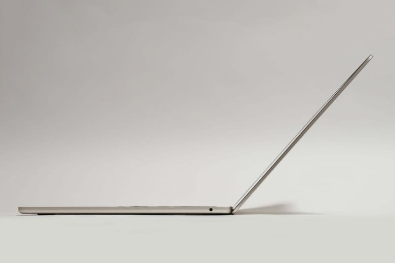 ディスプレイの最大展開角度は実測133度