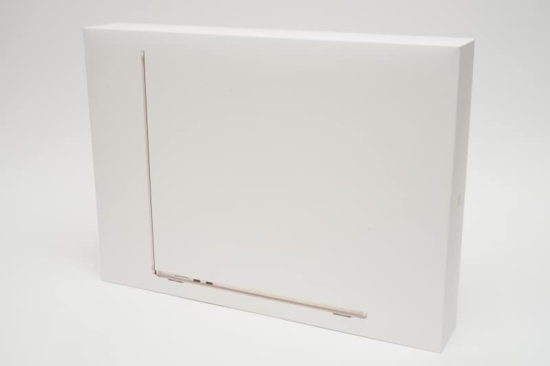 パッケージには15型MBAの薄さをアピールする写真が掲載