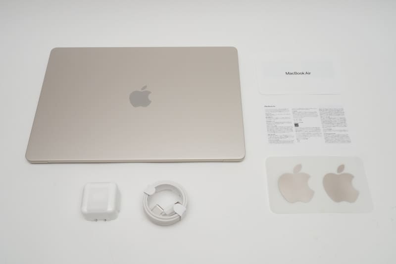 パッケージには、デュアルUSB-Cポート搭載35Wコンパクト電源アダプタ、USB-C - MagSafe 3ケーブル(2 m)、説明書類、ロゴシールが同梱