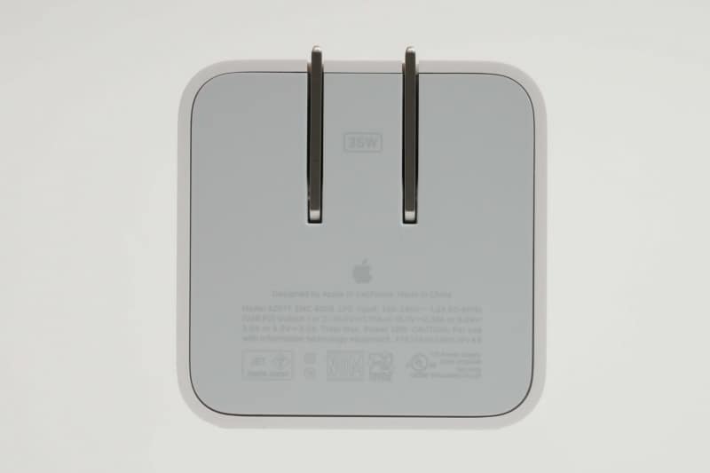 デュアルUSB-Cポート搭載35Wコンパクト電源アダプタの型番は「A2571」。仕様は入力100-240V～1A、出力20V 1.75A、15V 2.33A、9V 3A、5V 3A、容量35W