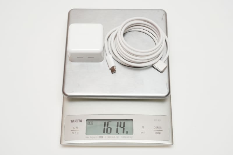 USB-Cポート搭載35Wコンパクト電源アダプタとUSB-C - MagSafe 3ケーブル(2 m)の合計実測重量は161.4g