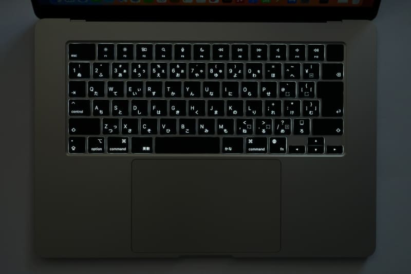 キーボードバックライトは環境光に合わせて輝度を自動調節可能。またスライダーで好みの明るさに変更できる