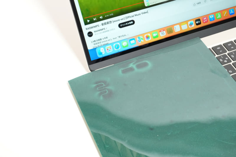 キーボード奥に2組のフォースキャンセリングウーファと2つのツイーターで構成される6スピーカーが内蔵