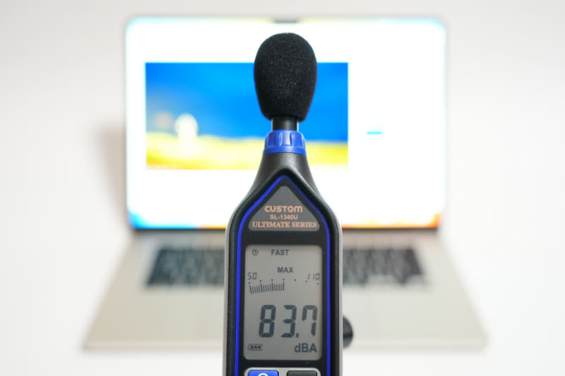 YouTubeで公開されている「前前前世(movie ver.) RADWIMPS MV」を最大ボリュームで再生した際の音圧レベルは最大83.7dB(50cmの距離で測定)