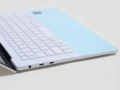 西川和久の不定期コラム】14型2,880×1,800ドットでOLEDのパネルを採用