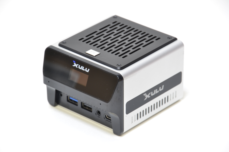 ボックス形状の筐体は見た目にもコンパクト。しかし安っぽさは感じられない