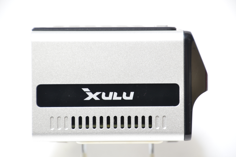 左側面はロゴが描かれており、LEDで光る