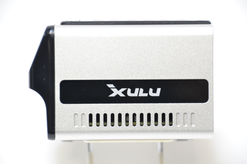 右側面も光るロゴ