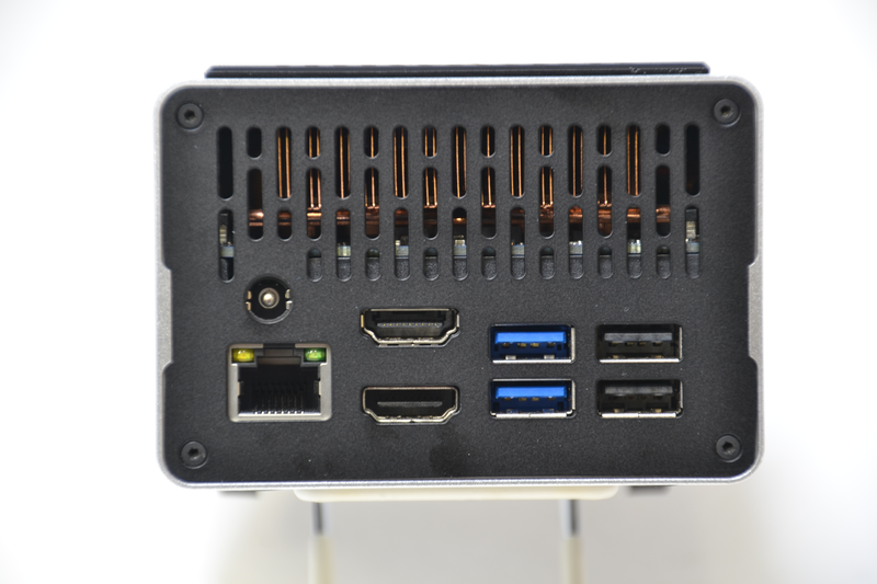 背面は上部が排気口で、下部に各種端子が並ぶ